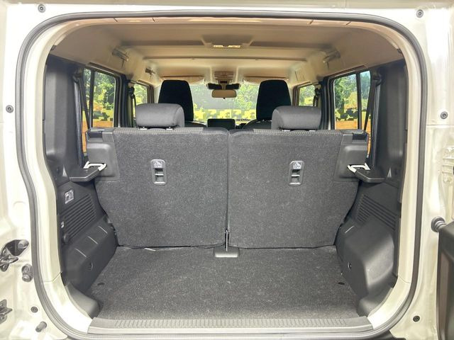 普段のお買い物や通勤、送迎等に十分な荷室スペースを確保しております。セカンドシートを倒すと、大きな荷物の積載も可能です♪