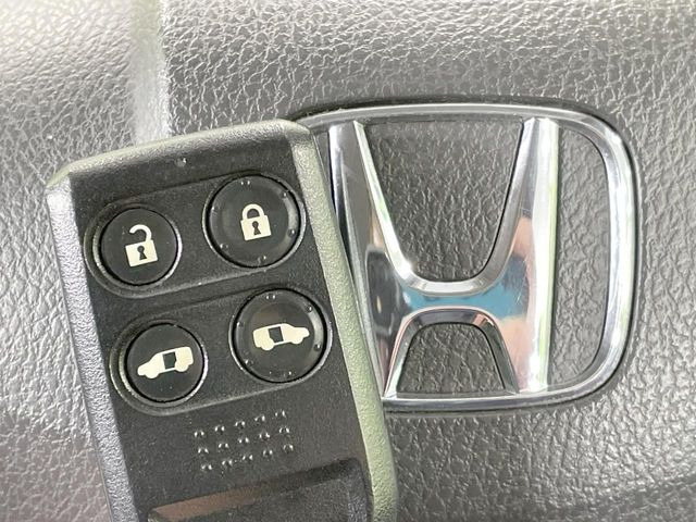 �yHonda�X�}�[�g�L�[�z�J�o����|�P�b�g�ɓ��ꂽ�܂܂ł��h�A�̎{���E�������\�ȃX�}�[�g�L�[�𑕔��B�G���W���̃I���E�I�t�����J�M�����o���K�v����������Ƃ��Ă��֗��ł���