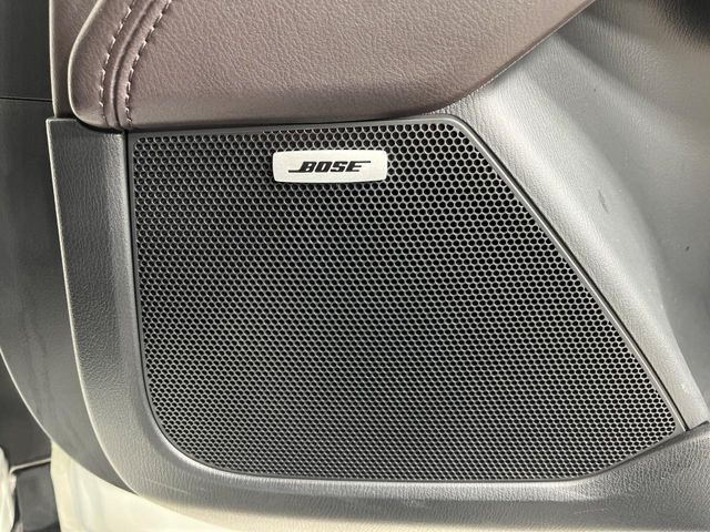 【BOSEサウンドシステム】メーカーオプションの高品位サウンドシステムを搭載。専用のチューニングが施された大小様々なスピーカーから良質なサウンドが奏でられ、臨場感あふれる音響空間を演出します。