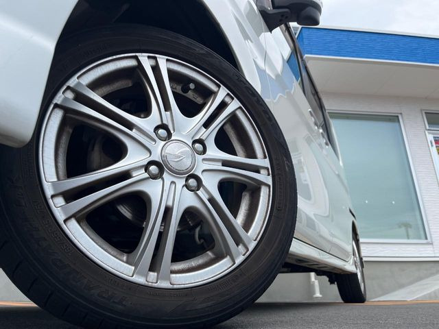 �y15�C���`�A���~�z�C�[���z�O�ςɃ}�b�`�����A���~�z�C�[���𑕒����Ă���܂��B�e��A���~�z�C�[����A�X�^�b�h���X�^�C�����戵�����Ă���܂��B���񂲑��k����������