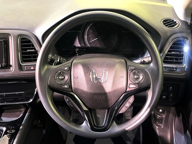 �C���e���A�ɍ��킹���f�U�C���̃X�e�A�����O�́A�^�]�������̂��Ƃ��l���A�^�]���₷���`��A�傫���ł��B�����x�A���ۂɐG���Ă��m���߂��������B
