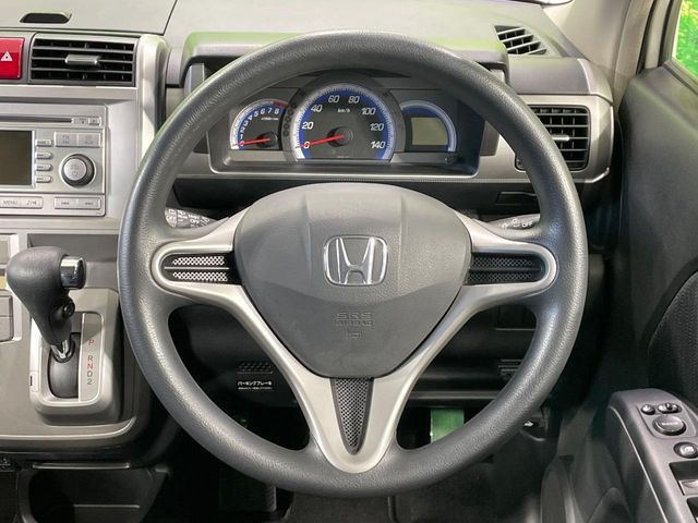 �C���e���A�ɍ��킹���f�U�C���̃X�e�A�����O�́A�^�]�������̂��Ƃ��l���A�^�]���₷���`��A�傫���ł��B�����x�A���ۂɐG���Ă��m���߂��������B
