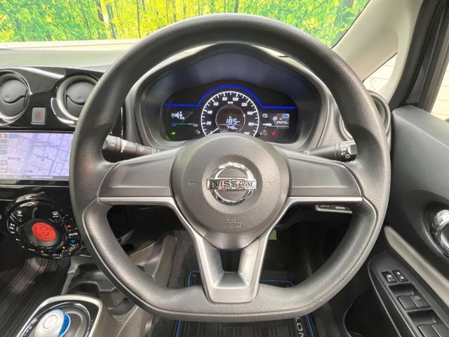 �C���e���A�ɍ��킹���f�U�C���̃X�e�A�����O�́A�^�]�������̂��Ƃ��l���A�^�]���₷���`��A�傫���ł��B�����x�A���ۂɐG���Ă��m���߂��������B