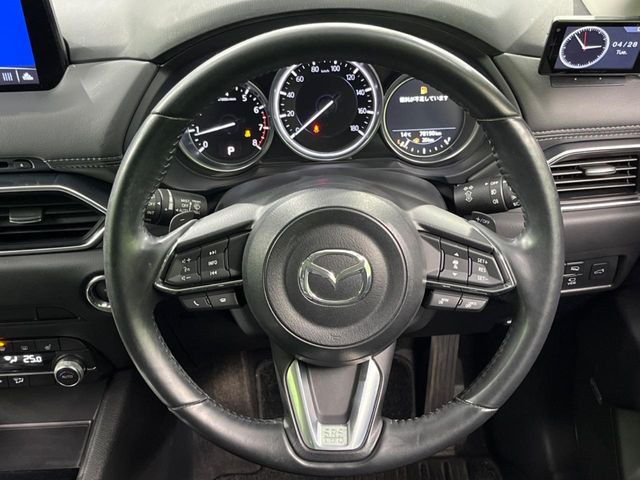 �C���e���A�ɍ��킹���f�U�C���̃X�e�A�����O�́A�^�]�������̂��Ƃ��l���A�^�]���₷���`��A�傫���ł��B�����x�A���ۂɐG���Ă��m���߂��������B