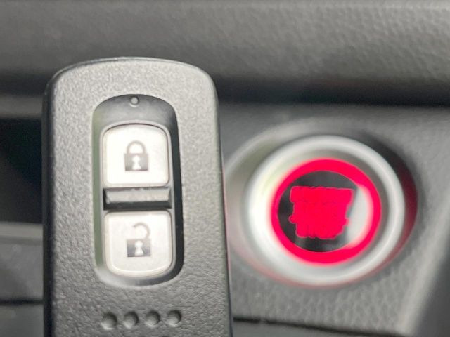 �yHonda�X�}�[�g�L�[�z�J�o����|�P�b�g�ɓ��ꂽ�܂܂ł��h�A�̎{���E�������\�ȃX�}�[�g�L�[�𑕔��B�G���W���̃I���E�I�t�����J�M�����o���K�v����������Ƃ��Ă��֗��ł���