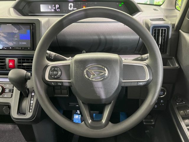 �C���e���A�ɍ��킹���f�U�C���̃X�e�A�����O�́A�^�]�������̂��Ƃ��l���A�^�]���₷���`��A�傫���ł��B�����x�A���ۂɐG���Ă��m���߂��������B