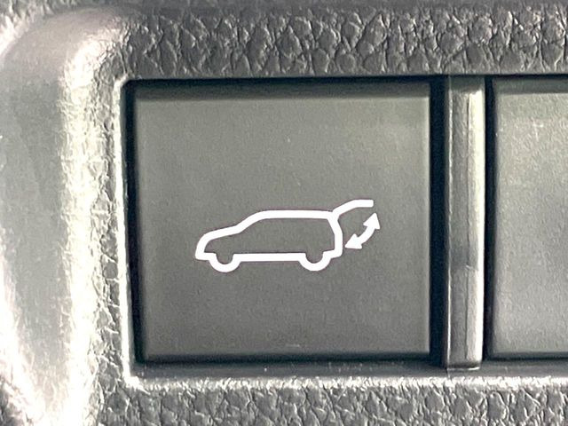 【パワーバックドア】スマートキーや運転席のボタンを押すだけでリアゲートが自動で開閉します!荷物を持っている時や、高い位置にあるバックドアを閉める際に便利な機能です♪