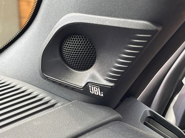 �yJBL�T�E���h�V�X�e���z���i�ʃT�E���h�V�X�e���𓋍ځB��p�̃`���[�j���O���{���ꂽ�召�l�X�ȃX�s�[�J�[����ǎ��ȃT�E���h���t�ł��A�Տꊴ���ӂ�鉹����Ԃ����o���܂��B