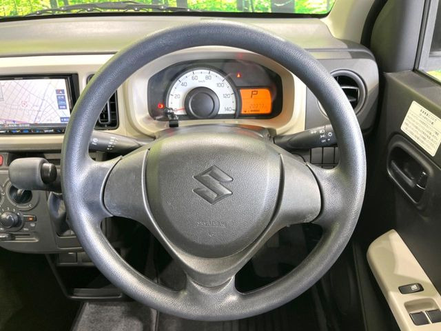 �C���e���A�ɍ��킹���f�U�C���̃X�e�A�����O�́A�^�]�������̂��Ƃ��l���A�^�]���₷���`��A�傫���ł��B�����x�A���ۂɐG���Ă��m���߂��������B