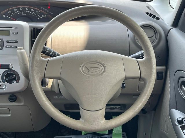�C���e���A�ɍ��킹���f�U�C���̃X�e�A�����O�́A�^�]�������̂��Ƃ��l���A�^�]���₷���`��A�傫���ł��B�����x�A���ۂɐG���Ă��m���߂��������B