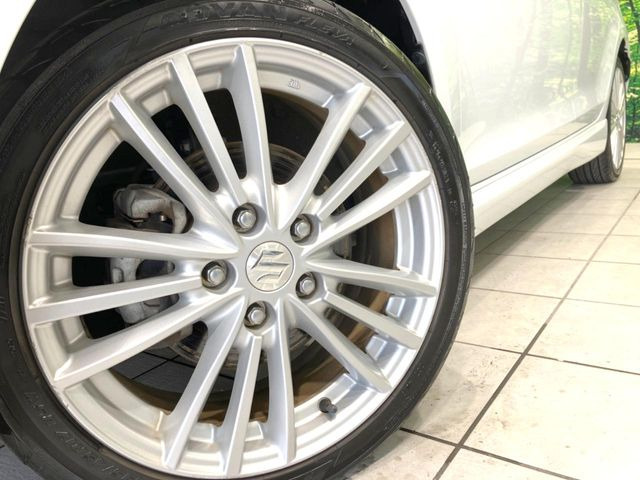 �y����17�C���`�A���~�z�C�[���z�O�ςɃ}�b�`���������A���~�z�C�[���𑕒����Ă���܂��B�e��ЊO�A���~�z�C�[����A�X�^�b�h���X�^�C�����戵�����Ă���܂��B���񂲑��k����������