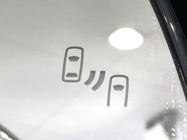 【ブラインドスポットモニター】走行中、ドアミラーの死角になりやすい箇所に後続車が接近するとサイドミラーのレンズに警告を表示!ドライバーに注意喚起をしてくれます。