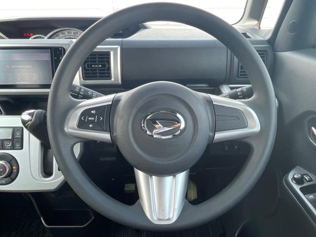 �C���e���A�ɍ��킹���f�U�C���̃X�e�A�����O�́A�^�]�������̂��Ƃ��l���A�^�]���₷���`��A�傫���ł��B�����x�A���ۂɐG���Ă��m���߂��������B