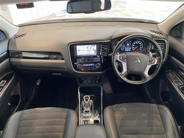 アウトランダーPHEV2.4 G プラスパッケージ 4WD