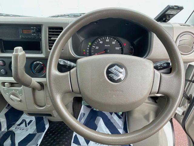 �C���e���A�ɍ��킹���f�U�C���̃X�e�A�����O�́A�^�]�������̂��Ƃ��l���A�^�]���₷���`��A�傫���ł��B�����x�A���ۂɐG���Ă��m���߂��������B