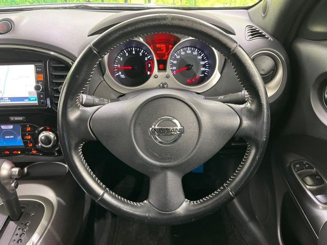 �C���e���A�ɍ��킹���f�U�C���̃X�e�A�����O�́A�^�]�������̂��Ƃ��l���A�^�]���₷���`��A�傫���ł��B�����x�A���ۂɐG���Ă��m���߂��������B