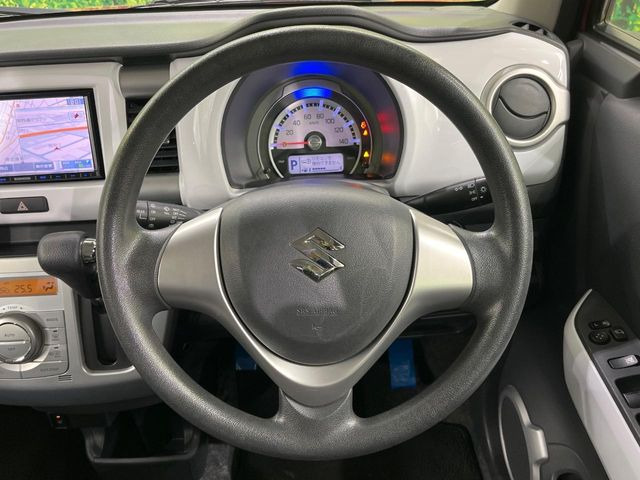 �C���e���A�ɍ��킹���f�U�C���̃X�e�A�����O�́A�^�]�������̂��Ƃ��l���A�^�]���₷���`��A�傫���ł��B�����x�A���ۂɐG���Ă��m���߂��������B