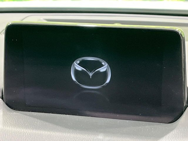 【8インチマツダコネクト】車内の雰囲気にマッチした大型のディスプレイ。スマホ接続でのナビ使用やBluetooth再生等、様々な機能が楽しめます。直感的なダイヤル操作が可能で、使い勝手も良好です。