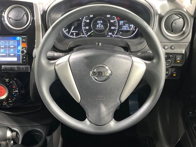 �C���e���A�ɍ��킹���f�U�C���̃X�e�A�����O�́A�^�]�������̂��Ƃ��l���A�^�]���₷���`��A�傫���ł��B�����x�A���ۂɐG���Ă��m���߂��������B