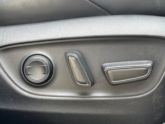 【運転席8WAYパワーシート】リクライニングからシートリフターまで、スイッチ一つで簡単にシートの微調整が可能!自分に最適なシートポジションにセットして、快適なドライブをお楽しみください。