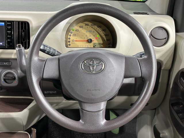�C���e���A�ɍ��킹���f�U�C���̃X�e�A�����O�́A�^�]�������̂��Ƃ��l���A�^�]���₷���`��A�傫���ł��B�����x�A���ۂɐG���Ă��m���߂��������B