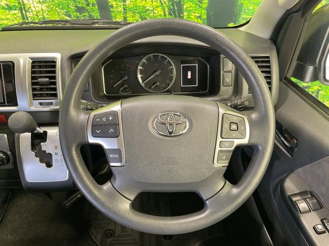 �C���e���A�ɍ��킹���f�U�C���̃X�e�A�����O�́A�^�]�������̂��Ƃ��l���A�^�]���₷���`��A�傫���ł��B�����x�A���ۂɐG���Ă��m���߂��������B