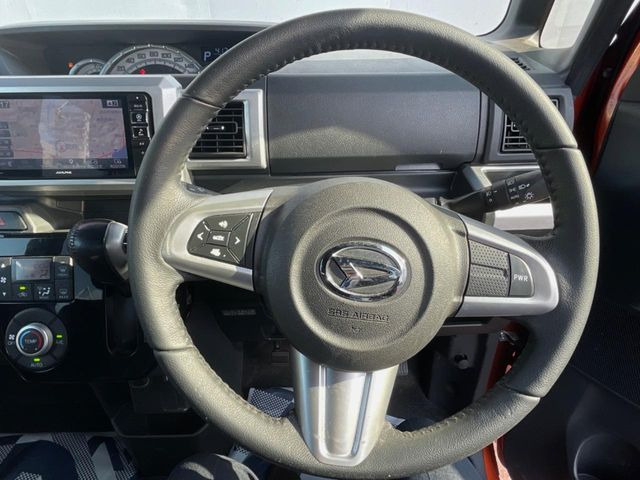 �C���e���A�ɍ��킹���f�U�C���̃X�e�A�����O�́A�^�]�������̂��Ƃ��l���A�^�]���₷���`��A�傫���ł��B�����x�A���ۂɐG���Ă��m���߂��������B