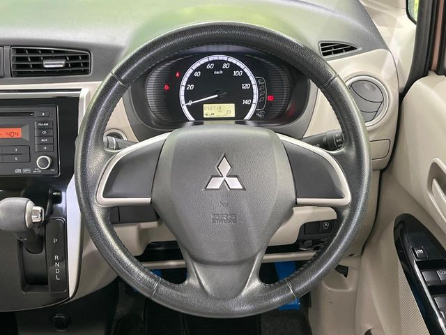 �C���e���A�ɍ��킹���f�U�C���̃X�e�A�����O�́A�^�]�������̂��Ƃ��l���A�^�]���₷���`��A�傫���ł��B�����x�A���ۂɐG���Ă��m���߂��������B