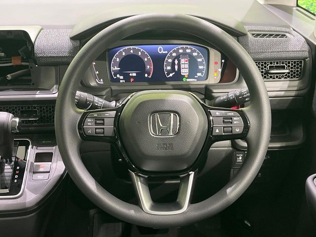 �C���e���A�ɍ��킹���f�U�C���̃X�e�A�����O�́A�^�]�������̂��Ƃ��l���A�^�]���₷���`��A�傫���ł��B�����x�A���ۂɐG���Ă��m���߂��������B