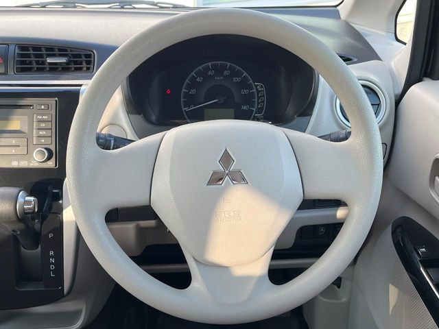 �C���e���A�ɍ��킹���f�U�C���̃X�e�A�����O�́A�^�]�������̂��Ƃ��l���A�^�]���₷���`��A�傫���ł��B�����x�A���ۂɐG���Ă��m���߂��������B