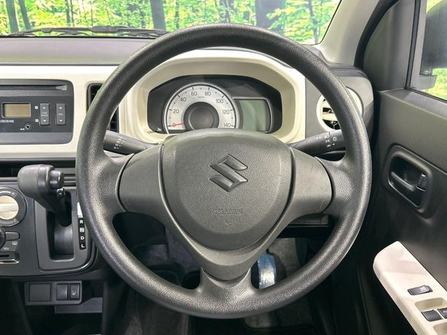 �C���e���A�ɍ��킹���f�U�C���̃X�e�A�����O�́A�^�]�������̂��Ƃ��l���A�^�]���₷���`��A�傫���ł��B�����x�A���ۂɐG���Ă��m���߂��������B