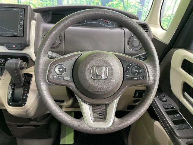 �C���e���A�ɍ��킹���f�U�C���̃X�e�A�����O�́A�^�]�������̂��Ƃ��l���A�^�]���₷���`��A�傫���ł��B�����x�A���ۂɐG���Ă��m���߂��������B