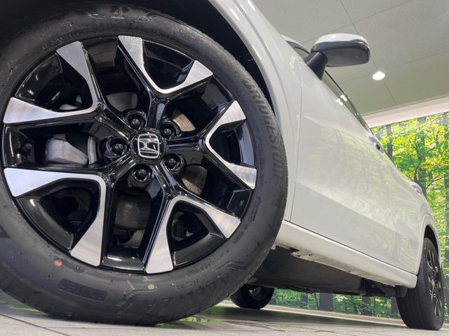 �y����18�C���`�A���~�z�C�[���z�O�ςɃ}�b�`���������A���~�z�C�[���𑕒����Ă���܂��B�e��ЊO�A���~�z�C�[����A�X�^�b�h���X�^�C�����戵�����Ă���܂��B���񂲑��k����������