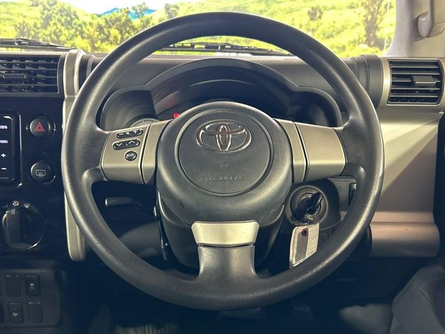 �C���e���A�ɍ��킹���f�U�C���̃X�e�A�����O�́A�^�]�������̂��Ƃ��l���A�^�]���₷���`��A�傫���ł��B�����x�A���ۂɐG���Ă��m���߂��������B