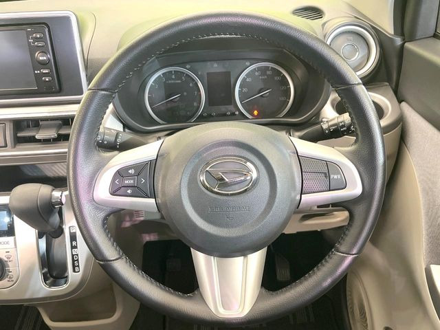 �C���e���A�ɍ��킹���f�U�C���̃X�e�A�����O�́A�^�]�������̂��Ƃ��l���A�^�]���₷���`��A�傫���ł��B�����x�A���ۂɐG���Ă��m���߂��������B