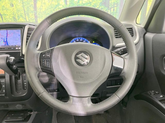 �C���e���A�ɍ��킹���f�U�C���̃X�e�A�����O�́A�^�]�������̂��Ƃ��l���A�^�]���₷���`��A�傫���ł��B�����x�A���ۂɐG���Ă��m���߂��������B