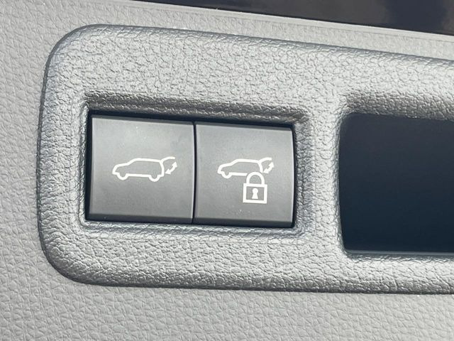 【パワーバックドア】スマートキーや運転席のボタンを押すだけでリアゲートが自動で開閉します!荷物を持っている時や、高い位置にあるバックドアを閉める際に便利な機能です♪