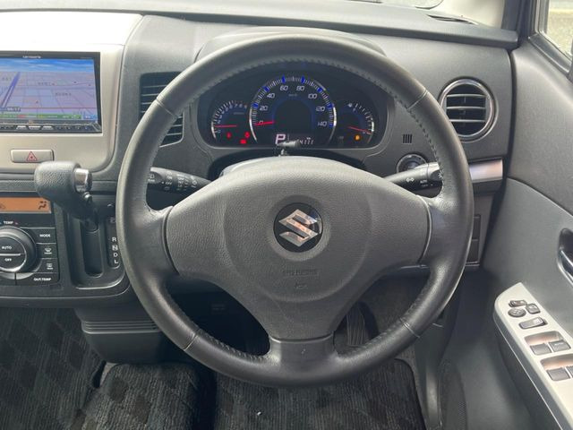 �C���e���A�ɍ��킹���f�U�C���̃X�e�A�����O�́A�^�]�������̂��Ƃ��l���A�^�]���₷���`��A�傫���ł��B�����x�A���ۂɐG���Ă��m���߂��������B