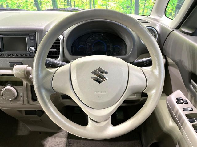 �C���e���A�ɍ��킹���f�U�C���̃X�e�A�����O�́A�^�]�������̂��Ƃ��l���A�^�]���₷���`��A�傫���ł��B�����x�A���ۂɐG���Ă��m���߂��������B