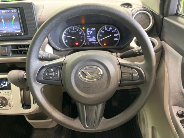 �C���e���A�ɍ��킹���f�U�C���̃X�e�A�����O�́A�^�]�������̂��Ƃ��l���A�^�]���₷���`��A�傫���ł��B�����x�A���ۂɐG���Ă��m���߂��������B