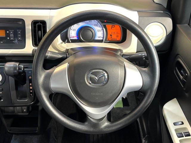 �C���e���A�ɍ��킹���f�U�C���̃X�e�A�����O�́A�^�]�������̂��Ƃ��l���A�^�]���₷���`��A�傫���ł��B�����x�A���ۂɐG���Ă��m���߂��������B