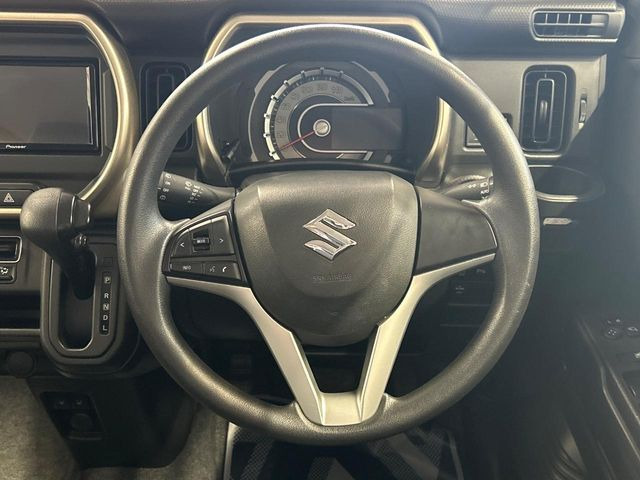 �C���e���A�ɍ��킹���f�U�C���̃X�e�A�����O�́A�^�]�������̂��Ƃ��l���A�^�]���₷���`��A�傫���ł��B�����x�A���ۂɐG���Ă��m���߂��������B