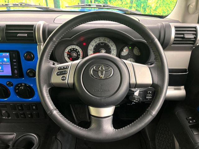 �C���e���A�ɍ��킹���f�U�C���̃X�e�A�����O�́A�^�]�������̂��Ƃ��l���A�^�]���₷���`��A�傫���ł��B�����x�A���ۂɐG���Ă��m���߂��������B