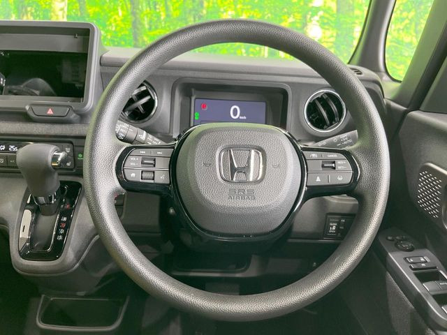 �C���e���A�ɍ��킹���f�U�C���̃X�e�A�����O�́A�^�]�������̂��Ƃ��l���A�^�]���₷���`��A�傫���ł��B�����x�A���ۂɐG���Ă��m���߂��������B