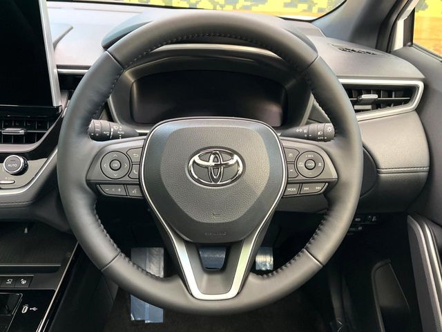 �C���e���A�ɍ��킹���f�U�C���̃X�e�A�����O�́A�^�]�������̂��Ƃ��l���A�^�]���₷���`��A�傫���ł��B�����x�A���ۂɐG���Ă��m���߂��������B