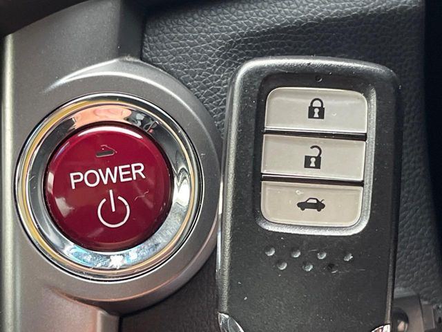 �yHonda�X�}�[�g�L�[�z�J�o����|�P�b�g�ɓ��ꂽ�܂܂ł��h�A�̎{���E�������\�ȃX�}�[�g�L�[�𑕔��B�G���W���̃I���E�I�t�����J�M�����o���K�v����������Ƃ��Ă��֗��ł���