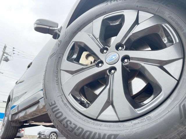 �y�O���[�h��p����18�C���`�A���~�z�C�[���z�f�U�C�����̍��������A���~�z�C�[���𑕒����Ă���܂��B�e��ЊO�A���~�z�C�[����A�X�^�b�h���X�^�C�����戵�����Ă���܂��B���񂲑��k����������