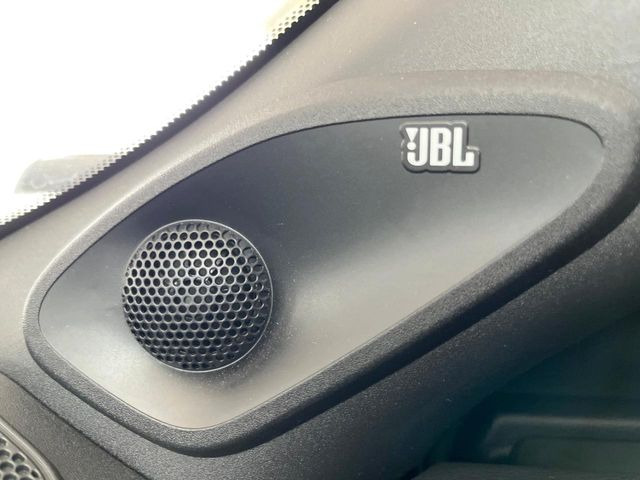 �yJBL�T�E���h�V�X�e���z���[�J�[�I�v�V�����̍��i�ʃT�E���h�V�X�e���𓋍ځB��p�̃`���[�j���O���{���ꂽ�召�l�X�ȃX�s�[�J�[����ǎ��ȃT�E���h���t�ł��A�Տꊴ���ӂ�鉹����Ԃ����o���܂��B