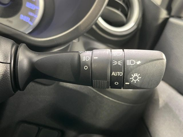 【オートライト】周りの明るさに応じて自動でヘッドライトの点灯・消灯ができる機能です!ライトの付け忘れ・消し忘れなどが無くなり、雨の日や夕方の走行も安心!トンネル通過時も便利ですね♪