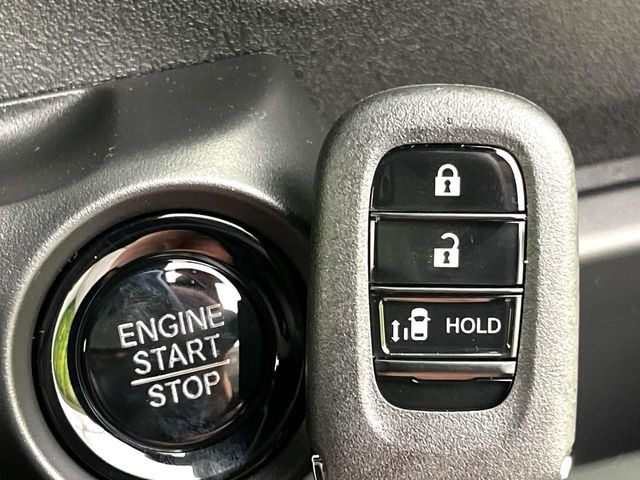 �yHonda�X�}�[�g�L�[�z�J�o����|�P�b�g�ɓ��ꂽ�܂܂ł��h�A�̎{���E�������\�ȃX�}�[�g�L�[�𑕔��B�G���W���̃I���E�I�t�����J�M�����o���K�v����������Ƃ��Ă��֗��ł���